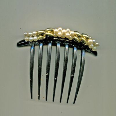 Faux Pearls and Gold Tone Ovals on Large Hair Comb