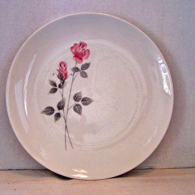 Royal Doulton, Dinner Plate, Pillar Rose, Made in Eng.