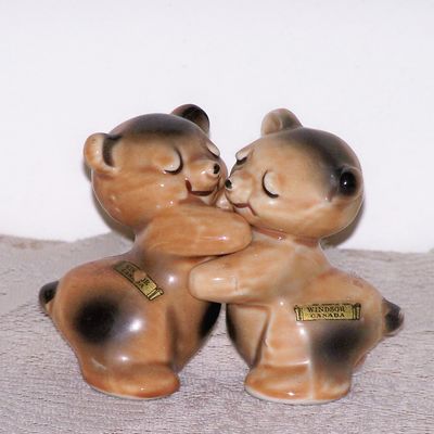 Van Telligen Snuggle Hugs Bears Shakers