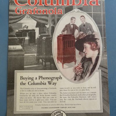 1918 Columbia Grafonola with Men Talking