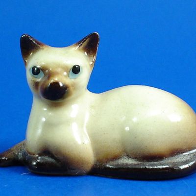 Hagen-Renaker Miniature Lying Siamese