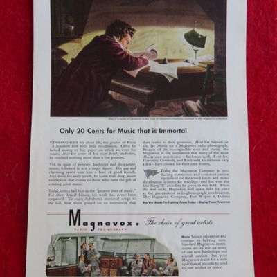 1944 Magnavox Radio Phonograph with Franz Schubert