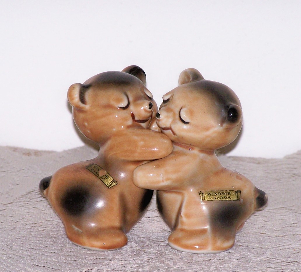 Van Telligen Snuggle Hugs Bears Shakers